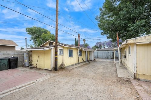 206 Valencia Dr, Fullerton CA 92833-3235 exterior