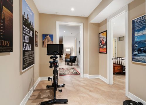 819 Castlewood Ter, Chicago IL  60640-4216 exterior