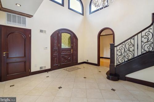 10233 Holly Hill Pl, Rockville, MD 20854-5025