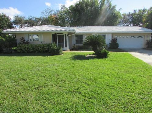 7 Lanai Cir, Naples, FL 34112-6947