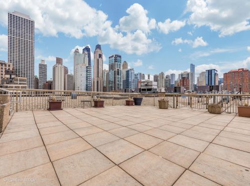 111 Maple St, Chicago IL  60610-5401 exterior