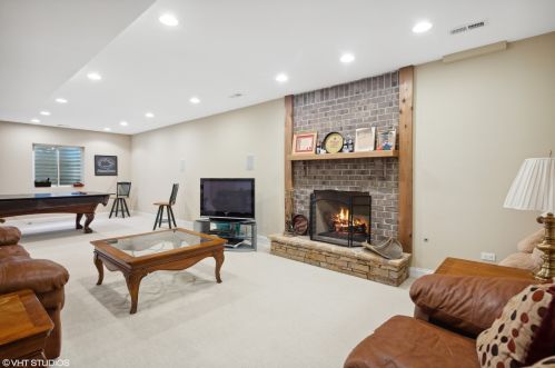 695 Mitchell Ave, Elmhurst IL 60126-4855 exterior