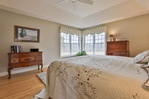 8 Oakmont Dr, Concord NH 03301-6916 exterior