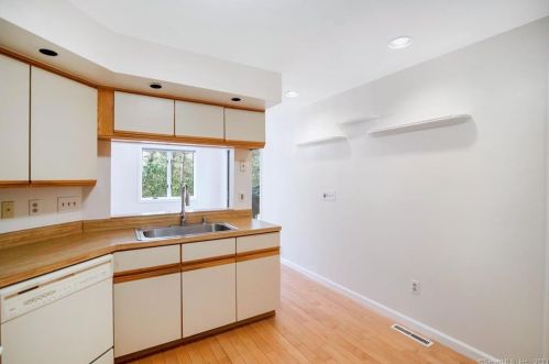 8 The Laurels, Enfield CT 06082-2349 exterior