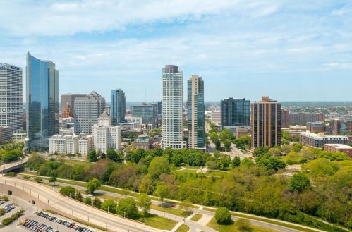 825 Prospect Ave, Milwaukee WI  53202-3915 exterior