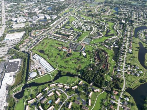 83 Glades Blvd, Naples FL 34112-1033 exterior