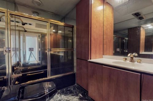 25 Sparrowbush Rd, Upper Saddle River NJ 07458-1420 exterior