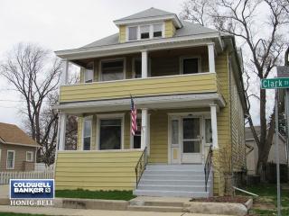 520 Clark St, Aurora, IL 60505-4325