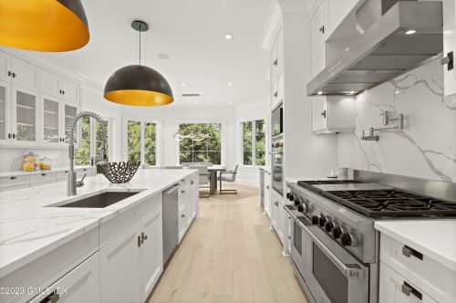 32 Meadowcroft Ln, Greenwich CT 06830-3823 exterior