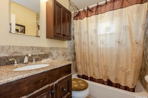 128 Cottage St, Valley Stream NY 11580-4302 exterior