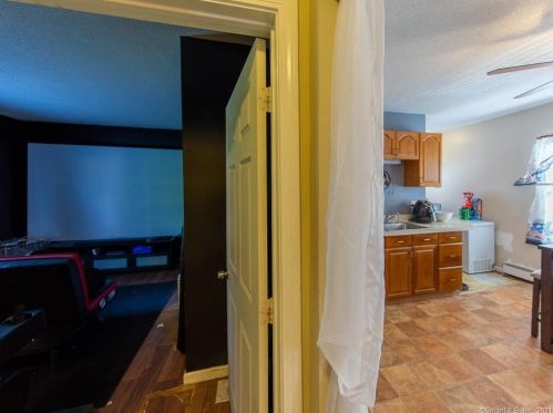 28 Hollister St, Manchester CT 06042-3532 exterior