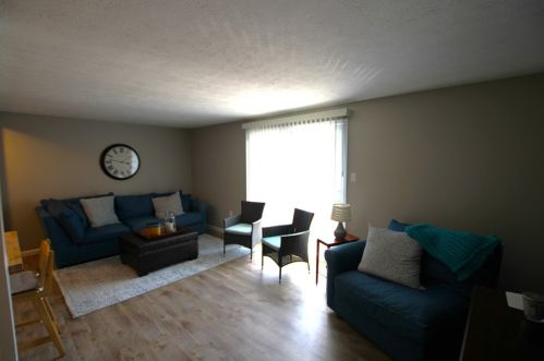 609 Bonnie Brae Dr, Moon Twp PA  15108-3853 exterior