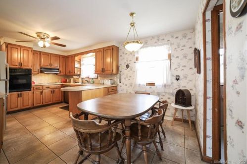 7 Curtis Ct, North Haven CT 06473-3921 exterior