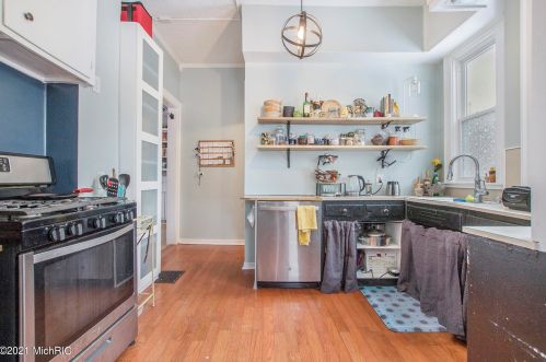 1302 Wealthy St, Grand Rapids MI 49506-2562 exterior