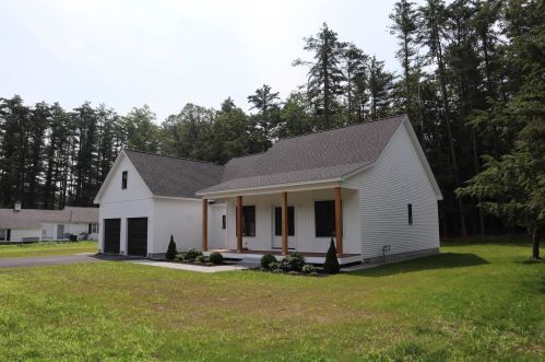 3 Peterson Cir, Concord, NH 03301-3407