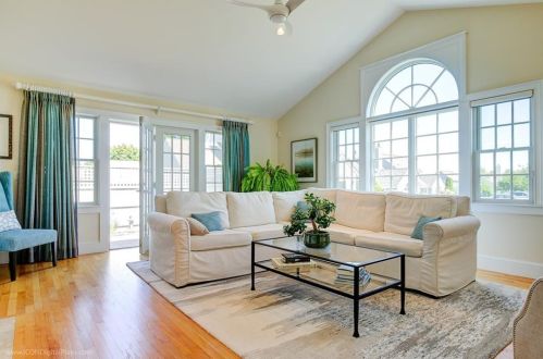 414 Corey Ln, Middletown RI 02842-5659 exterior