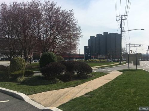 7 Millay Ct, Teaneck NJ 07666-6485 exterior