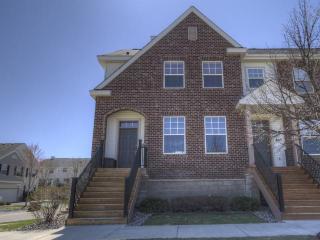 901 Braunworth Ct, Chaska, MN 55318-3241