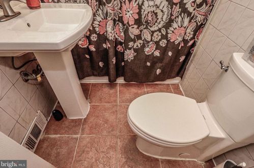 301 Hollywood Dr, Trenton NJ 08609-1805 exterior