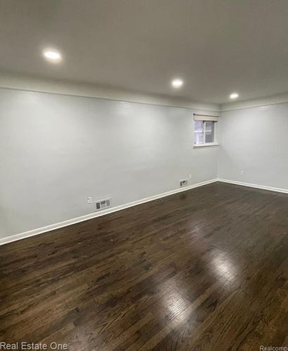 8064 Whitefield St, Dearborn Heights MI  48127-1149 exterior