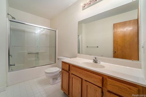 4082 Pinestead Dr, Walled Lake MI 48390-1344 exterior