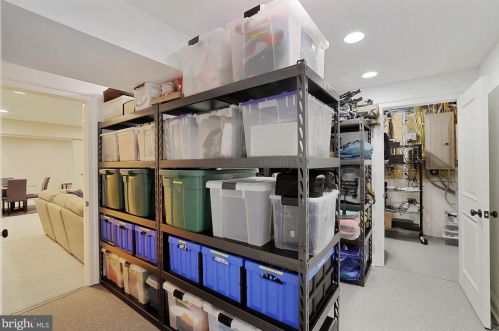 1008 Kimberwicke Rd, Mc Lean VA 22102-1328 exterior