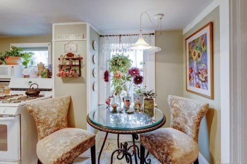 302 Woodbridge St, Manchester CT 06042-2372 exterior