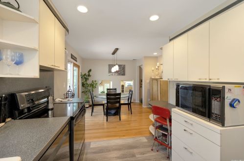 54 Quebec Dr, Huntington Station NY 11746-3870 exterior