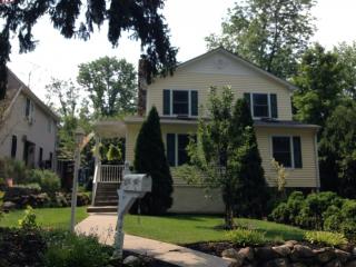 28 Lenape Trl, Wayne, NJ 07470-4412