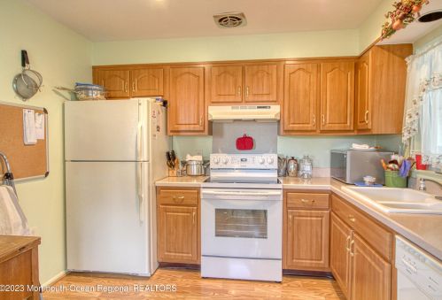 7 Monmouth Ln, Lakehurst, NJ 08759-1898