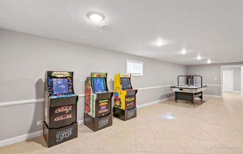 935 Stone Crk Cir, Bull Valley IL 60014-1938 exterior