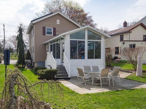 71 Hawthorne Ave, Derby CT 06418-1122 exterior