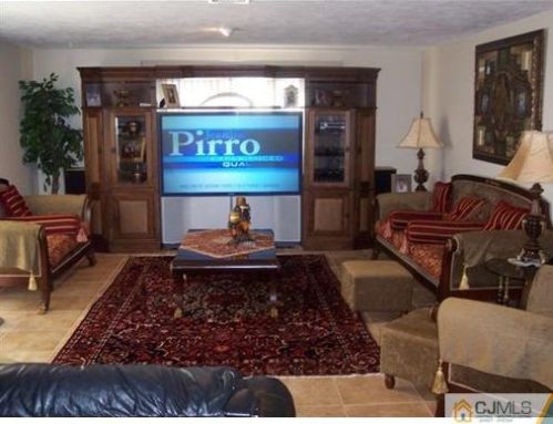 352 Rahway Rd, Edison NJ  08820-1115 exterior