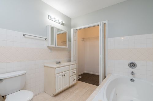 419 Ctr St, Waukegan IL 60085-3830 exterior