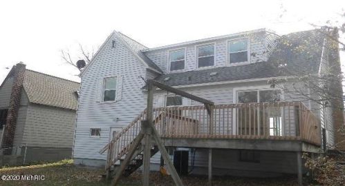 1376 Airport Rd, Meskegon MI 49444-4214 exterior