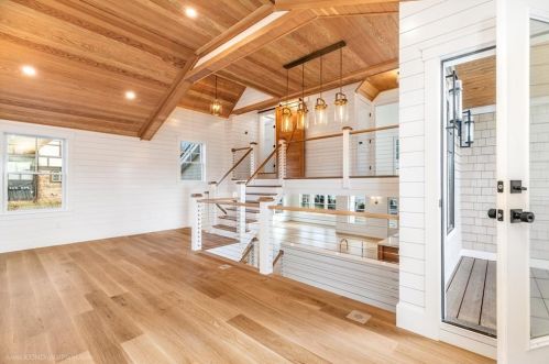 166 Ruggles Ave, Middletown RI 02840-4351 exterior