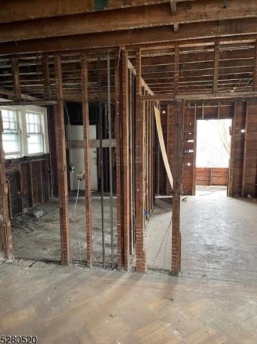 28 Schuyler Ave, Newark NJ  07112-1620 exterior