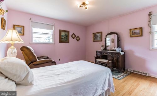 271 Lamplighter Ln, Huntingdon Valley PA 19006-3033 exterior