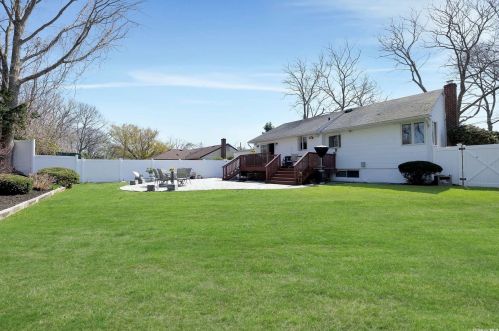 54 Quebec Dr, Huntington Station NY 11746-3870 exterior