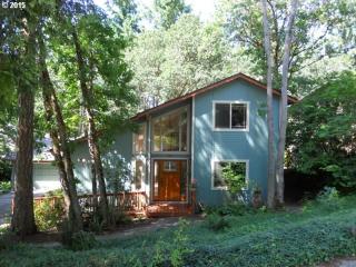 345 Dellwood Dr, Eugene, OR 97405-4909