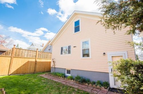 27 Peckham Ave, Middletown RI 02842-5731 exterior