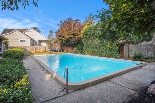 652 Ruddiman Dr, Meskegon MI 49445-2867 exterior