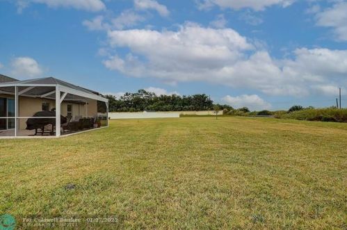 916 Bent Creek Dr, Fort Pierce FL  34947-1330 exterior