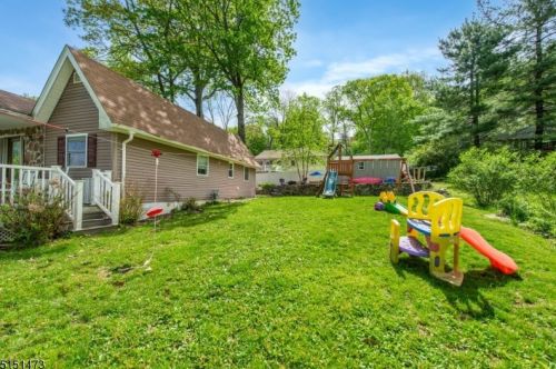 7 Oakwood Trl, Kinnelon NJ 07405-3116 exterior