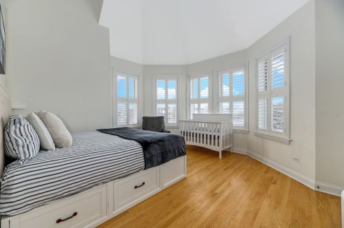 4103 Southport Ave, Chicago IL 60657-1437 exterior