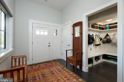 6825 Old Chesterbrook Rd, Mc Lean VA 22101-4408 exterior