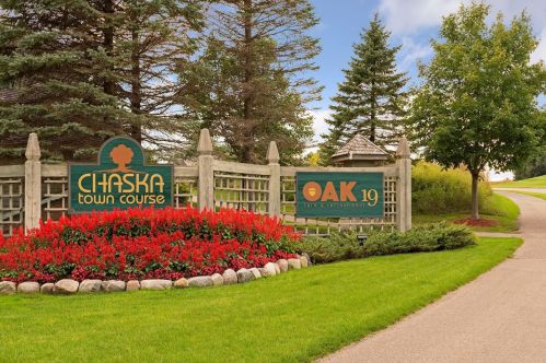 1676 Isabella Pkwy, Chaska MN 55318-3214 exterior