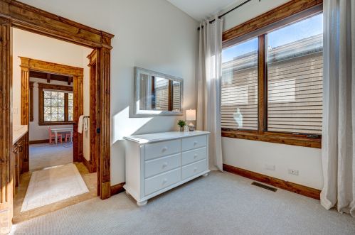 2732 Marshfield Ave, Chicago IL 60614-1016 exterior