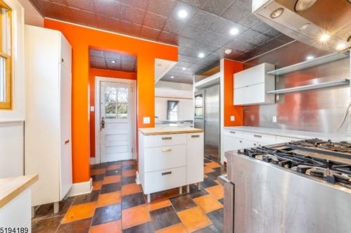 85 Lawrence Ave, Town Center NJ  07052-3707 exterior