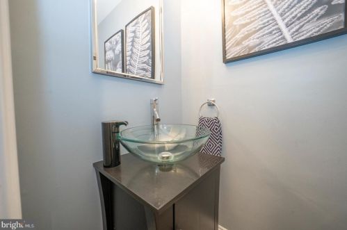 328 Lemonte St, Philadelphia PA 19128-4520 exterior